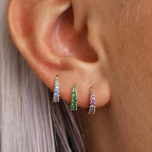 Créoles fuselées avec pierre de naissance • créoles en or avec pierre de naissance • bijoux minimalistes • cadeau pour elle • cadeau pour maman • idées cadeaux