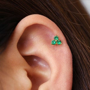 18G Emerald Tiny Flower Flat Back Labret Stud • 925 Sterling Silver • Tragus Stud • Flat Back Earring • Helix • Conch Earring • Cartilage