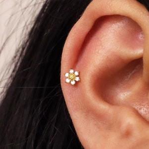 18G/16G Tiny Flower Tragus Flat Back Labret Stud • 925 Sterling Silver • Tragus • Flat Back Earring • Helix • Conch Earring • Cartilage