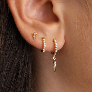Garnet verharde spike oorbellen cadeauset • Geboortesteen knuffeloorbel • oorbel cadeau voor haar • cadeau voor moeder • vakantiecadeauset