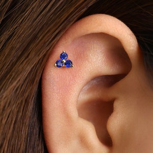 18G Saphir kleine Blume flache Rückseite Labret Ohrstecker • 925 Sterling Silber • Tragus Bolzen • Flacher Rücken Ohrring • Helix • Muschel Ohrring • Knorpel