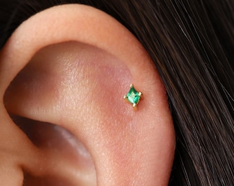 18G/16G Tiny Emerald Diamond Internally Threaded Labret Stud • Cartilage Earring • Tragus • Conch Stud • Cartilage Stud • Flat back Labret