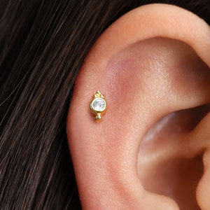 Dainty Charm Flat Back Labret • gold stud earrings • minimalist jewelry • elevado jewelry • 20G/18G/16G