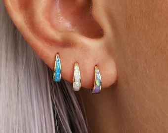 Boucles d'oreilles Huggie Hoop effilées avec incrustation d'opale • créoles dorées • bijoux minimalistes • cadeau pour elle • cadeau pour maman • idées cadeaux