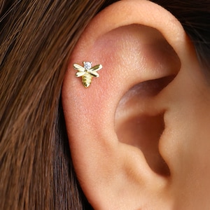 Boucles d'oreilles en or cartilage petite abeille 18G/16G • boucles d'oreilles tragus • boucles d'oreilles conques • clou de cartilage • clou de labret à dos plat