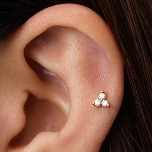18G/16G  Tiny Flower Cartilage Gold Stud Earrings • tragus stud  • flower conch earrings • cartilage helix stud • flat back labret stud