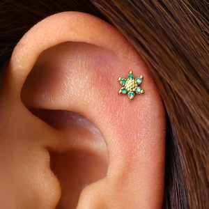 Smaragd Sonnenblume Knorpel Ohrstecker • flache Rückseite • Helix Ohrring • 16G/18G/20G • elevado jewelry