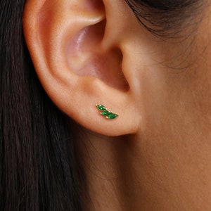 Petites puces d'oreilles grimpantes feuille d'émeraude • boucles d'oreilles délicates • clous d'oreilles en or • petites boucles d'oreilles • boucles d'oreilles minimalistes • clous d'oreilles en argent