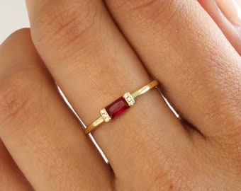 Anillo de apilamiento delicado de Ruby Baguette • Anillo minimalista de oro simple • Anillo de plata esterlina • Anillo de rubí simple • Regalo de anillo delicado delgado