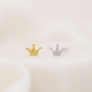 Pendientes de botón con corona diminuta • pendientes delicados • pendientes con corona • pendientes de botón diminutos • pendientes de botón pequeños • pendientes minimalistas