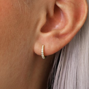 Petites créoles fuselées Huggie • créole conque en or • créole en cartilage • créoles • créole anneau pavé d'argent • créole tragus • créole hélicoïdale