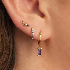 Set regalo di orecchini a cerchio con baguette in ametista • set di orecchini a cerchio • orecchini a cerchio in oro • orecchini a cerchio huggie • orecchini a cerchio