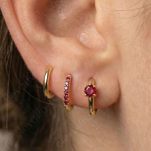 Juego de regalo de delicados pendientes de aro Huggie de plata de ley con rubí