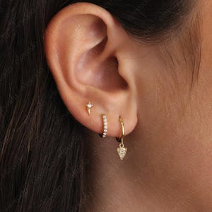 Set di orecchini a cerchio con ciondolo a punta di diamante • regalo per lei • regalo di diamanti • orecchini minimalisti e graziosi • pietra portafortuna del mese di aprile Diamante