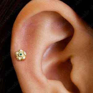 18G/16G Emerald Daisy Flower Cartilage Gold Stud Earrings • tragus stud  • flower conch earrings • cartilage helix stud • flat back labret