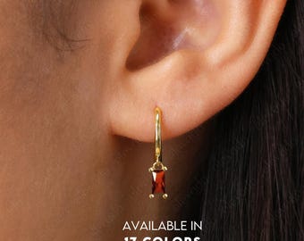Garnet Charm Hoop Dangle Oorbellen • Bedelringen • Gouden oorringen • delicate geboortesteenoorbellen • Minimalistische ringen • kleine bedel