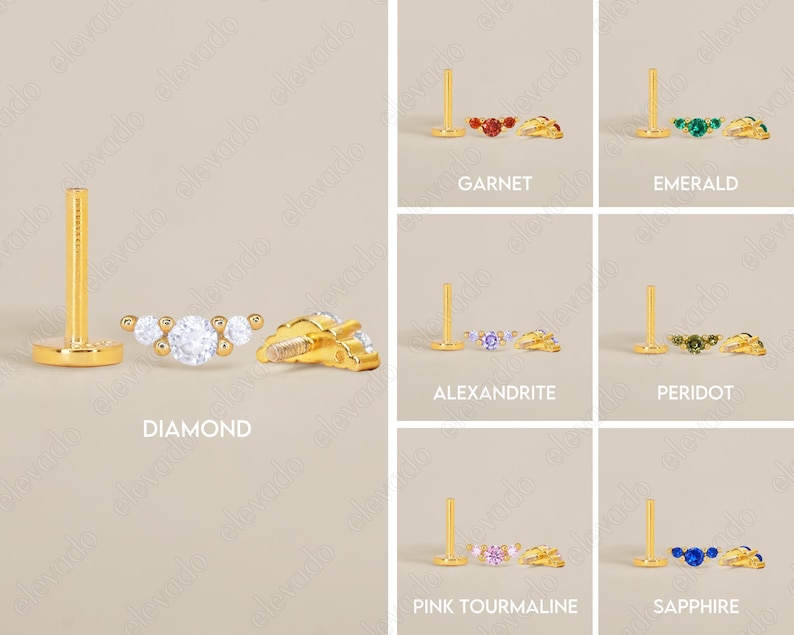 Op de afbeelding: Een set van 10 gouden lichaamsieraden met verschillende gekleurde edelstenen. De edelstenen zijn in een gebogen vorm gerangschikt en omvatten diamant, granaat, smaragd, alexandriet, peridoot, roze toermalijn en saffier.