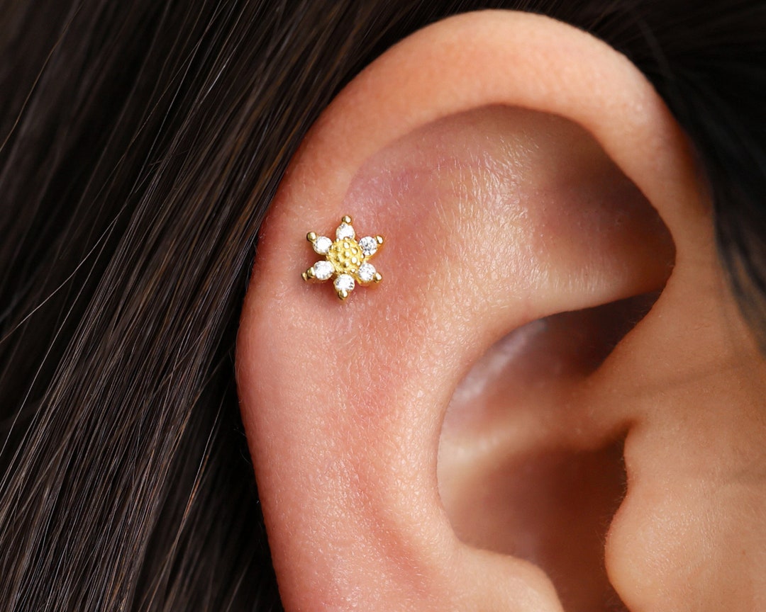 18G/16G Tiny Sunflower Internally Threaded Labret Stud Cartilage