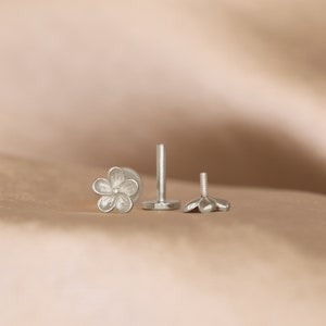 18G/16G Dainty Flower Cartilage Gold Stud Earrings tragus stud flower conch earrings cartilage helix stud flat back labret stud image 4