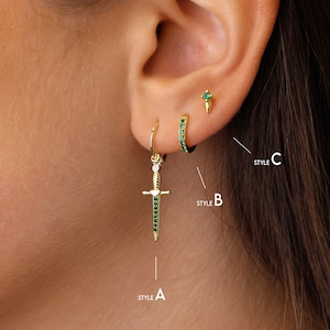 Ensemble de boucles d'oreilles épée émeraude Créoles poignard Clous avec pointes Boucles d'oreilles avant-gardistes Bijoux minimalistes Cadeau pour elle image 5