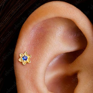 18G / 16G Saphir Daisy flache Rückseite Labret Bolzen • Knorpelohrring • Tragus • Muschel Bolzen • Knorpel Bolzen • Innen mit Gewinde