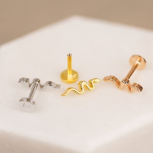Brinco labret de serpente pequena 18G/16G • Labret com rosca interna • Piercing de cobra dourada • Brinco tragus de cobra dourada • Labret de parte traseira plana