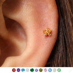 Petites boucles d'oreilles en or avec cartilage de fleur de grenat 18G/16G • clou en tragus • boucles d'oreilles en conque fleur • clou en hélice de cartilage • clou à l'arrière plat