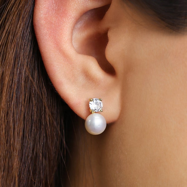 Freshwater Pearl Diamond Stud Earring • minimalist jewelry • gold stud earrings • pearl earrings • diamond studs • elevado jewelry