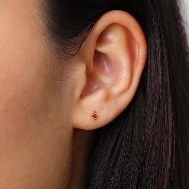 NIEUW Tiny Diamond Stud Oorbellen CZ sierlijke oorbellen gouden studs kleine stud oorbellen minimalistische oorbellen geboortesteen stud oorbellen afbeelding 9