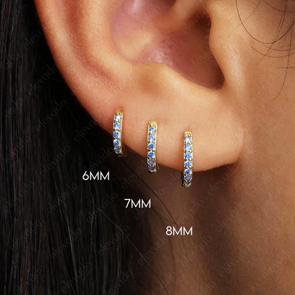 Brincos de argola Huggie em tom de água-marinha • Prata de lei banhada a ouro 18k