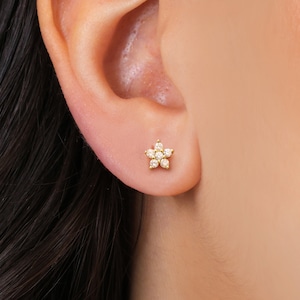 Flower Stud Earrings • silver dainty earrings • minimalist earrings • dainty flower earrings • gold earrings • tiny stud earrings