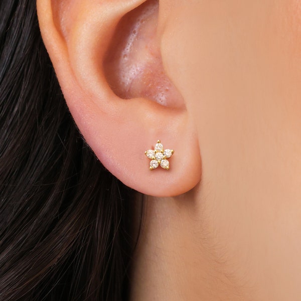 Flower Stud Earrings • silver dainty earrings • minimalist earrings • dainty flower earrings • gold earrings • tiny stud earrings