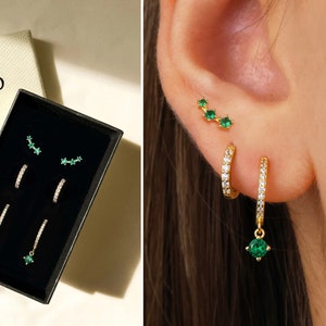 Emerald bungeloorbel cadeauset • Geboortesteenoorbel • Huggie Hoop Earring • oorbellenset • cadeau voor haar • cadeau voor moeder • cadeauset voor de feestdagen