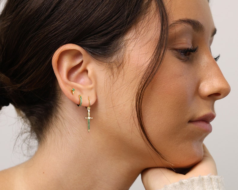 Ensemble de boucles d'oreilles épée émeraude Créoles poignard Clous avec pointes Boucles d'oreilles avant-gardistes Bijoux minimalistes Cadeau pour elle image 2