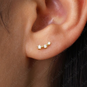 Puces d'oreilles petit grimpeur • Boucles d'oreilles délicates en ZC • Puces d'oreilles en or • Petites puces d'oreilles • Boucles d'oreilles minimalistes • Puces d'oreilles en argent