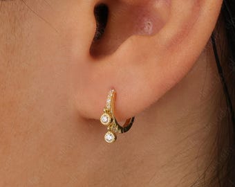 Orecchini a cerchio pendenti con castone • piccoli orecchini a cerchio • orecchini a cerchio piccoli • orecchini a cerchio in argento • cerchi delicati • orecchini a cerchio a cerchio