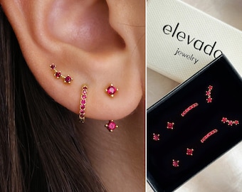 Coffret cadeau de boucles d'oreilles Ruby Dainty • Boucles d'oreilles avant arrière • Boucles d'oreilles Huggie Hoop • Boucles d'oreilles avec pierre de naissance • cadeau prêt pour elle • cadeau pour maman ensemble