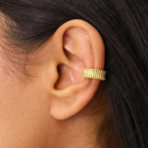Boucle d'oreille texturée affirmée • Boucle d'oreille sans piercing • Boucle d'oreille en or • Boucle d'oreille non percée • faux piercing en hélice • contours d'oreille • faux piercings