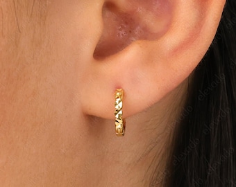 Brincos de argola em ouro martelado • Brincos de argola em prata de lei banhada a ouro 18k