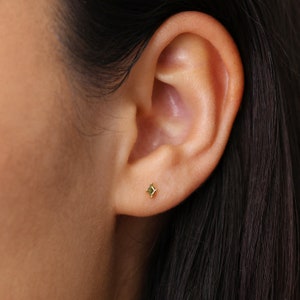 NIEUW Tiny Diamond Stud Oorbellen CZ sierlijke oorbellen gouden studs kleine stud oorbellen minimalistische oorbellen geboortesteen stud oorbellen afbeelding 7