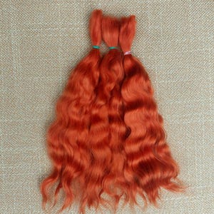 Könnte beinhalten: Ein Set aus drei Keramikbechern mit gesprenkelter, matter Oberfläche. Die Becher sind in Creme-, Hellgrau- und Dunkelgrautönen gehalten. Jeder Becher hat ein schlichtes, minimalistisches Design.