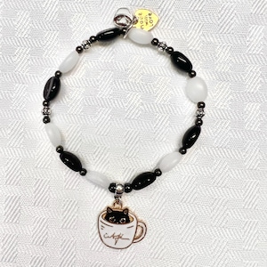 Koffieboonkralenarmband met kat in beker