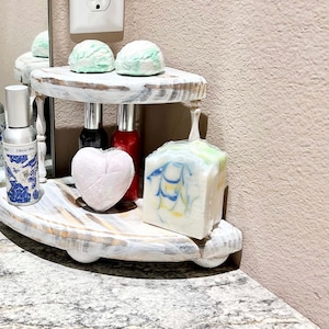 Estante esquinero blanco envejecido hecho a mano: decoración rústica de estilo granja.