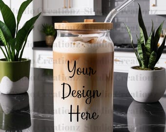 Mockup glazen blik met bamboe deksel en rietje, 16oz ijskoffiekop, realistische keukenscène, digitale download voor logo of stickerontwerp