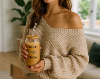 Mockup sipperglas, mockup glazen blikje met model – hoogwaardige JPG voor dranketiket en drankbranding