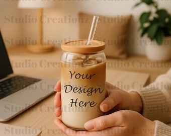 Mockup ijskoffieglas – Minimalistische kantoorscène met bamboe deksel en rietje | Digitale download voor branding