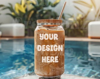Mockup glazen blik van 16 oz met bamboedeksel en rietje | IJskoffiekop PSD | Mockup glazen beker Libbey | Sjabloon esthetische zomerse drinkgerei