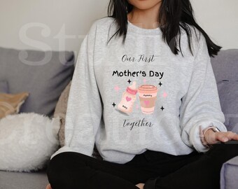 Onze eerste Moederdag samen, png PNGEgg | Sublimatieontwerp | Moeder-baby-clipart | Afdrukbaar Moederdagcadeau | Mamaleven, png