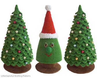 Può includere: Tre decorazioni per l'albero di Natale a maglia. Uno è un albero verde tradizionale con ornamenti rossi e dorati. Gli altri due sono alberi verdi con un cappello di Babbo Natale in cima.  LittleOwlsHut Knitting Pattern.