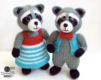 Può includere: Due giocattoli di procione di peluche a maglia, uno con un vestito a righe rosse e blu e l'altro con un gilet blu e un papillon rosso.